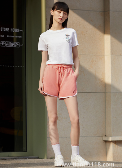 運(yùn)動(dòng)短褲買(mǎi)正好的還是大一號(hào)的2