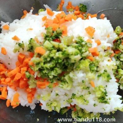 飯團(tuán)的做法(飯團(tuán)怎么做)(圖6) 飯團(tuán)的做法(飯團(tuán)怎么做)(圖6)