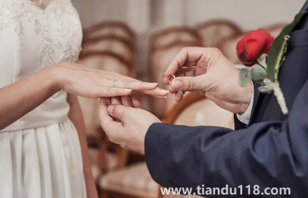 訂婚后多久可以領(lǐng)(訂婚的流程有哪些)(圖1) 訂婚后多久可以領(lǐng)證1