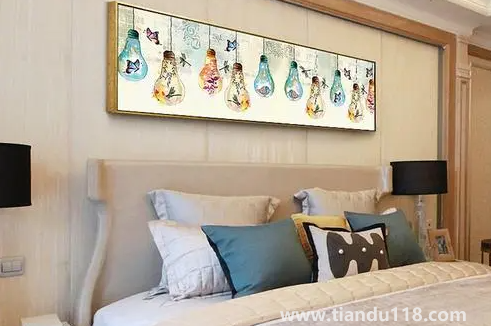 屬兔的人臥室適合掛什么畫(huà)1