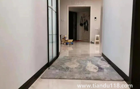 踢腳線要和門套顏色一樣嗎(裝修的時候有必要做踢腳線嗎)(圖1) 踢腳線要和門套顏色一樣嗎1