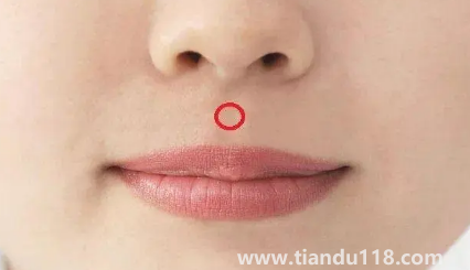 人中上的痣能去掉嗎(男人人中長(zhǎng)痣好不好)(圖2) 人中上的痣能去掉嗎2