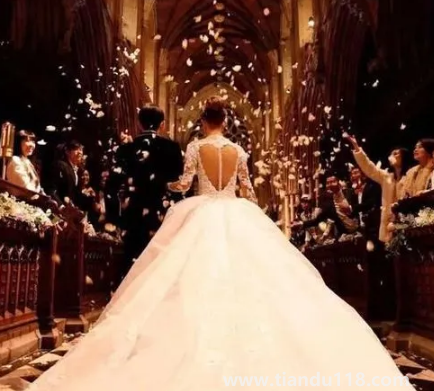 女兒結婚媽媽穿什么衣服合適(女兒出嫁父母穿什么顏色的衣服比較好呢)(圖1) 女兒結婚媽媽穿什么衣服合適1