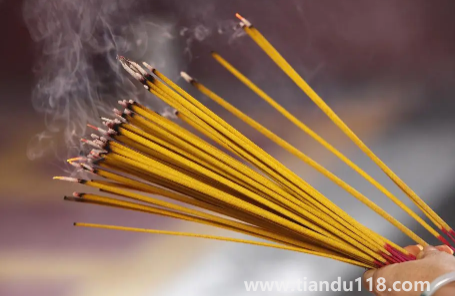 給灶王爺上香每月的初一十五嗎3