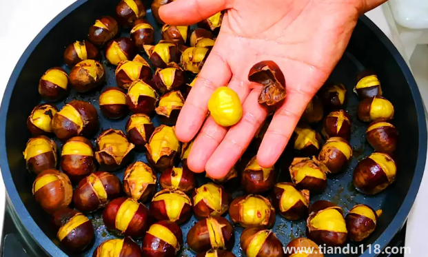 炒熟的板栗怎么剝最快最輕松(炒板栗的注意事項)(圖3) 炒熟的板栗怎么剝最快最輕松3