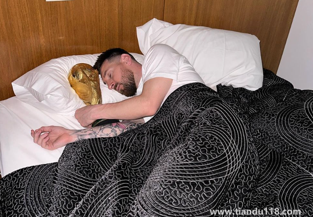 梅西睡覺都抱著大力神杯（吸引大批網(wǎng)友點贊）