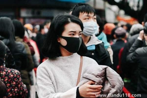 丈夫故意把孩子弄哭丟給發(fā)燒妻子（疫情測出了陽性，也測出了人性）