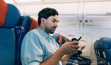 坐飛機可以穿厚底鞋嗎（飛機應該穿什么鞋不用脫）